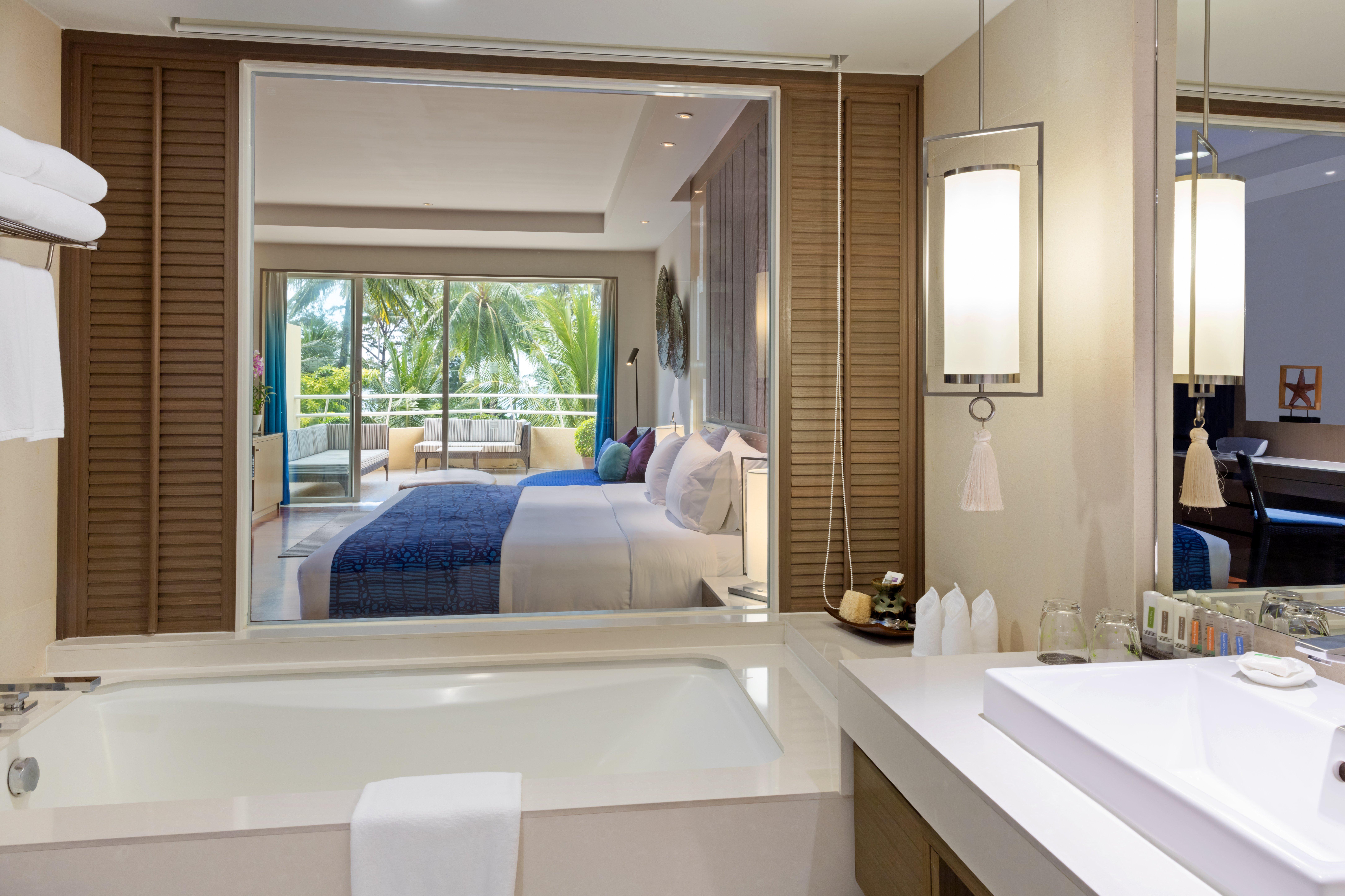 Suite met 1 Kingsize Bed - Gemeubileerd Balkon met Uitzicht op het Zwembad